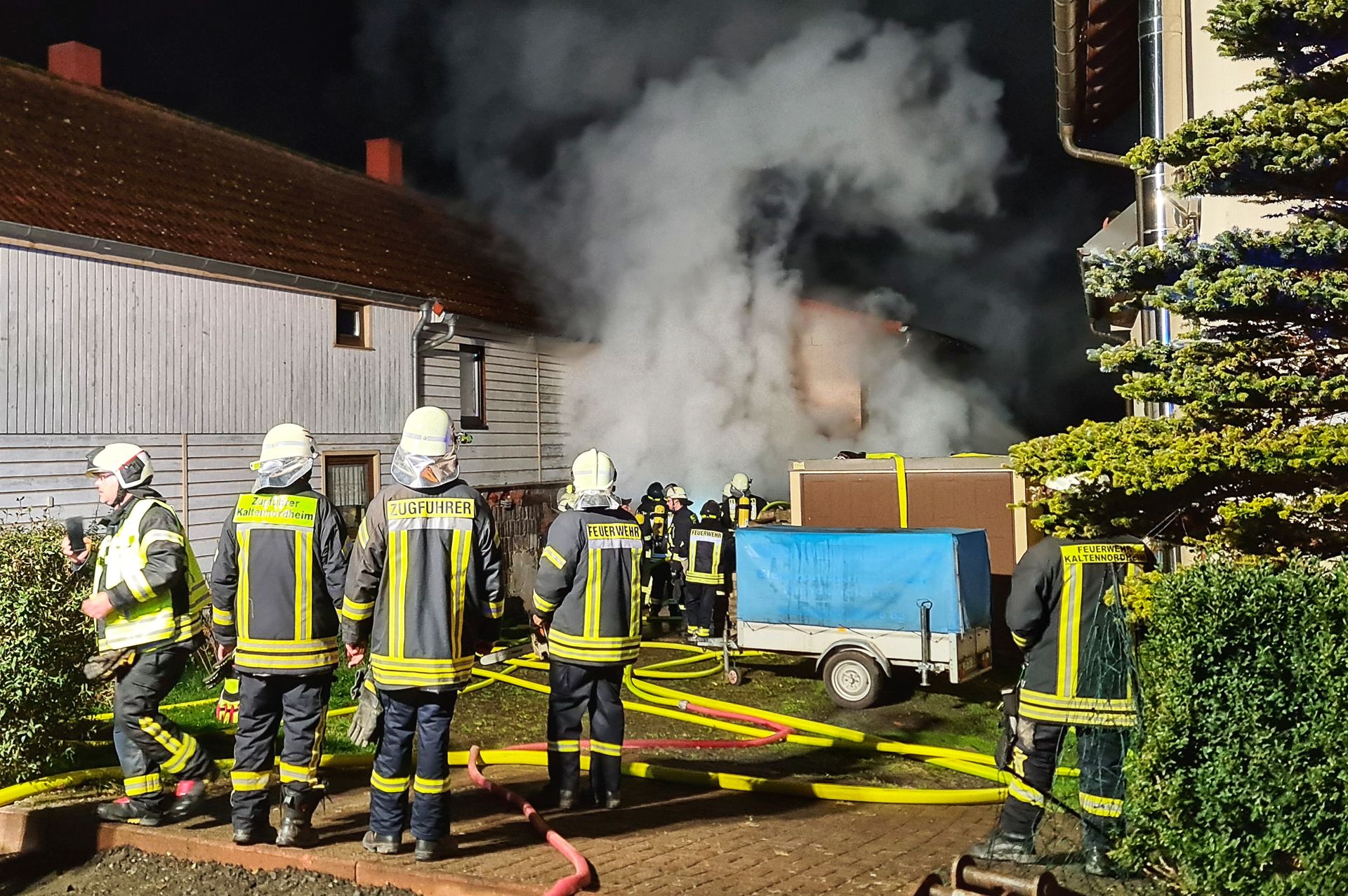 Wohnhausbrand in Oberweid Feuerwehren im Einsatz Rhönkanal Schafe