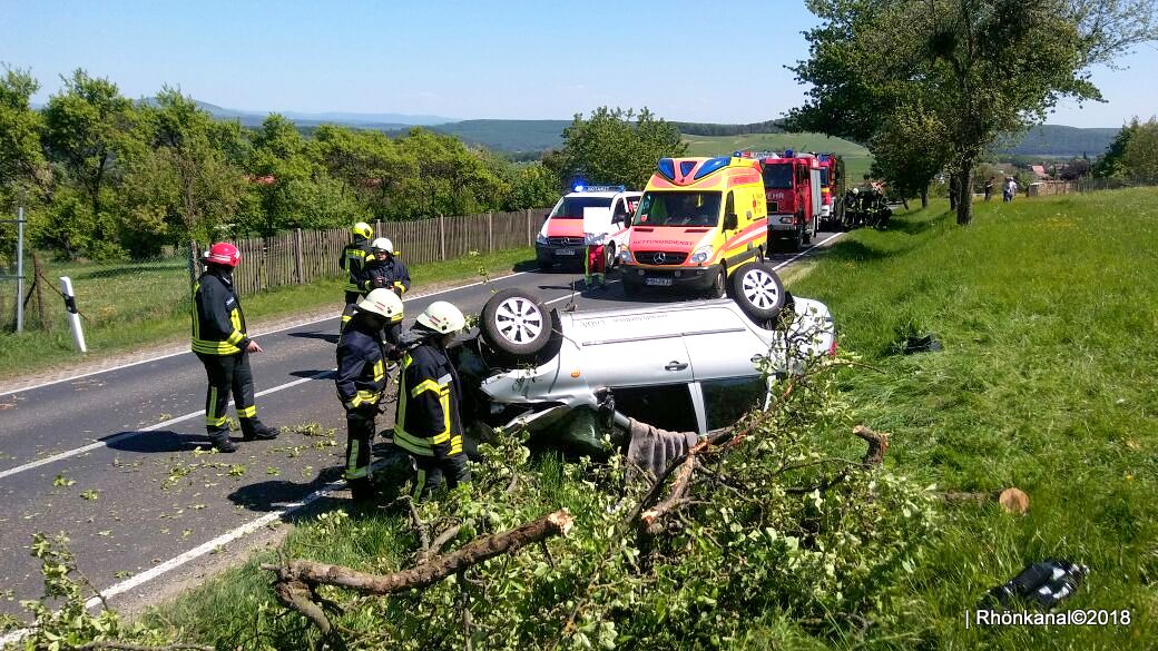 Stepfershausen Auto Fahrt Gegen Baum Und Uberschlagt Sich Rhonkanal Schafe Videos Online