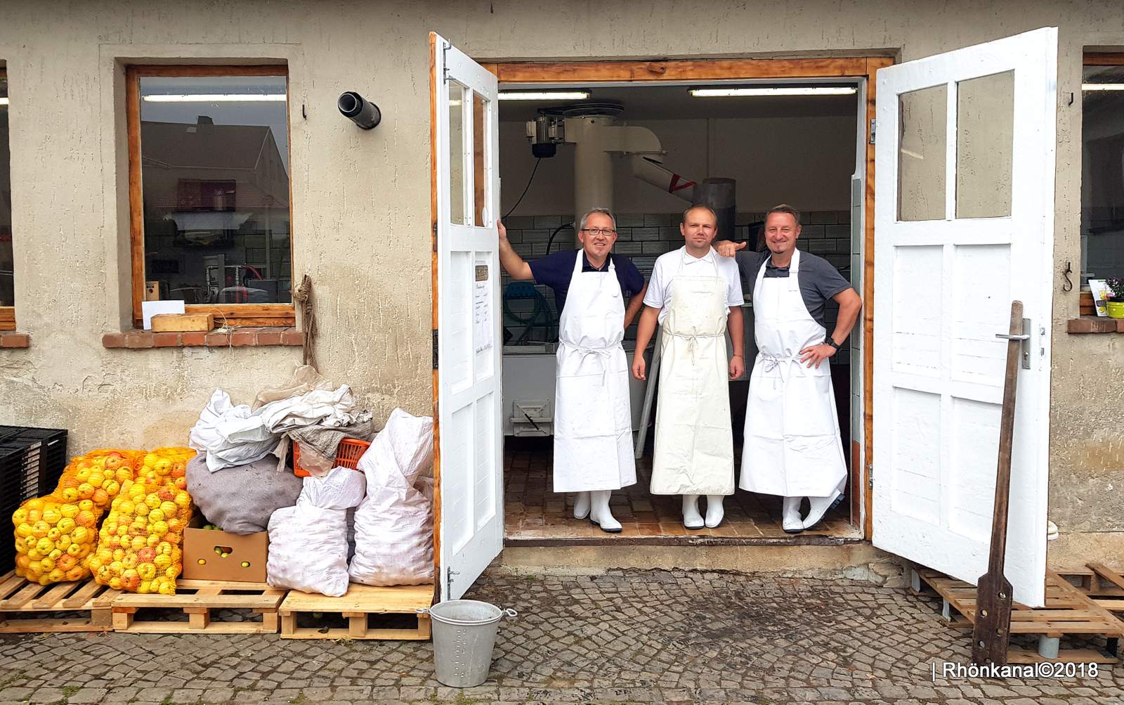 Die Apfel Rollen Wieder Mosterei In Kaltennordheim Geoffnet Rhonkanal Schafe Videos Online