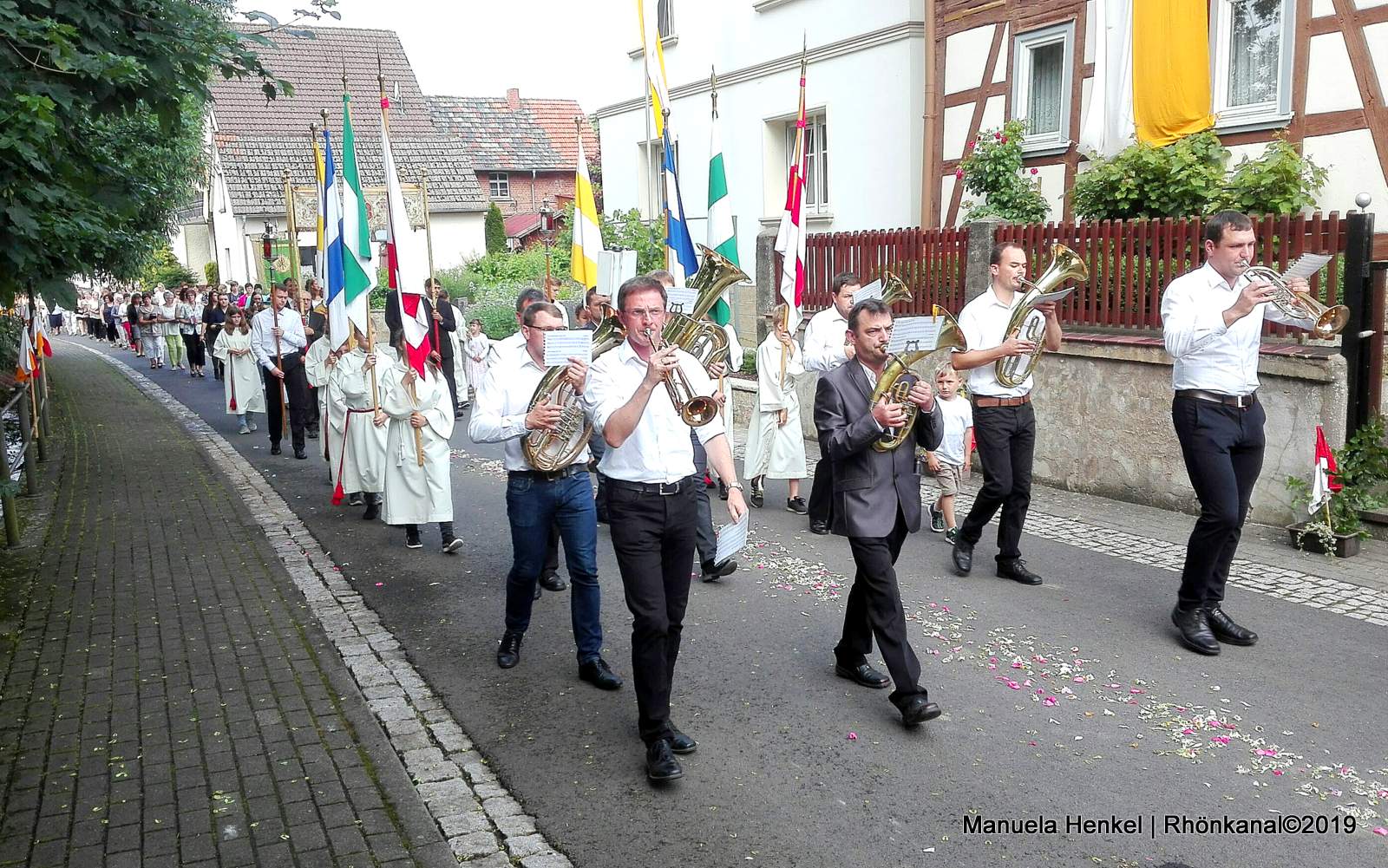 Blumenteppich in Kranlucken Katholiken feiern Fronleichnamsfest