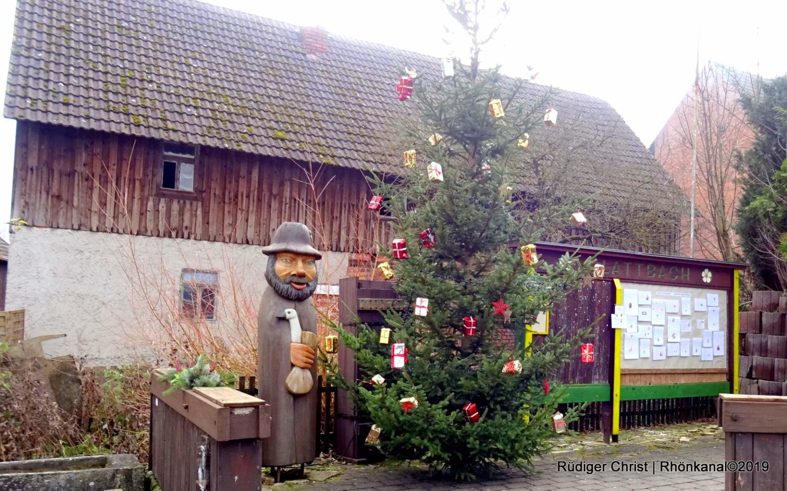 Das Dorf Versteckt Hinter Den Blättern