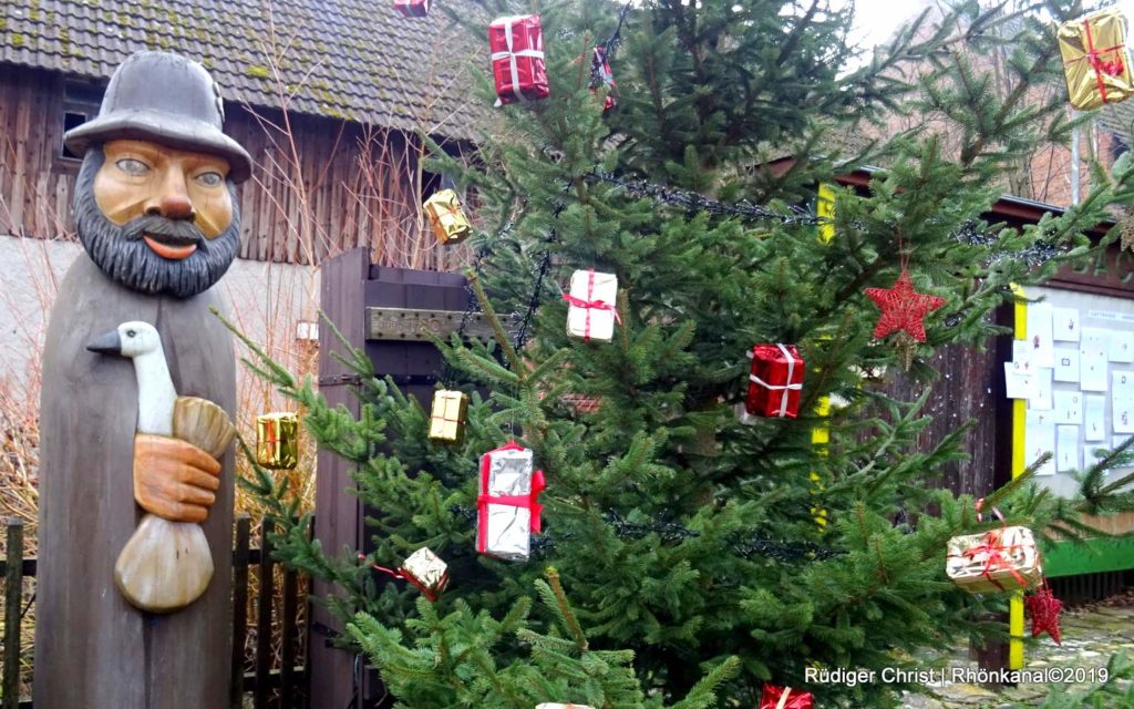 Das Dorf Versteckt Hinter Den Blättern