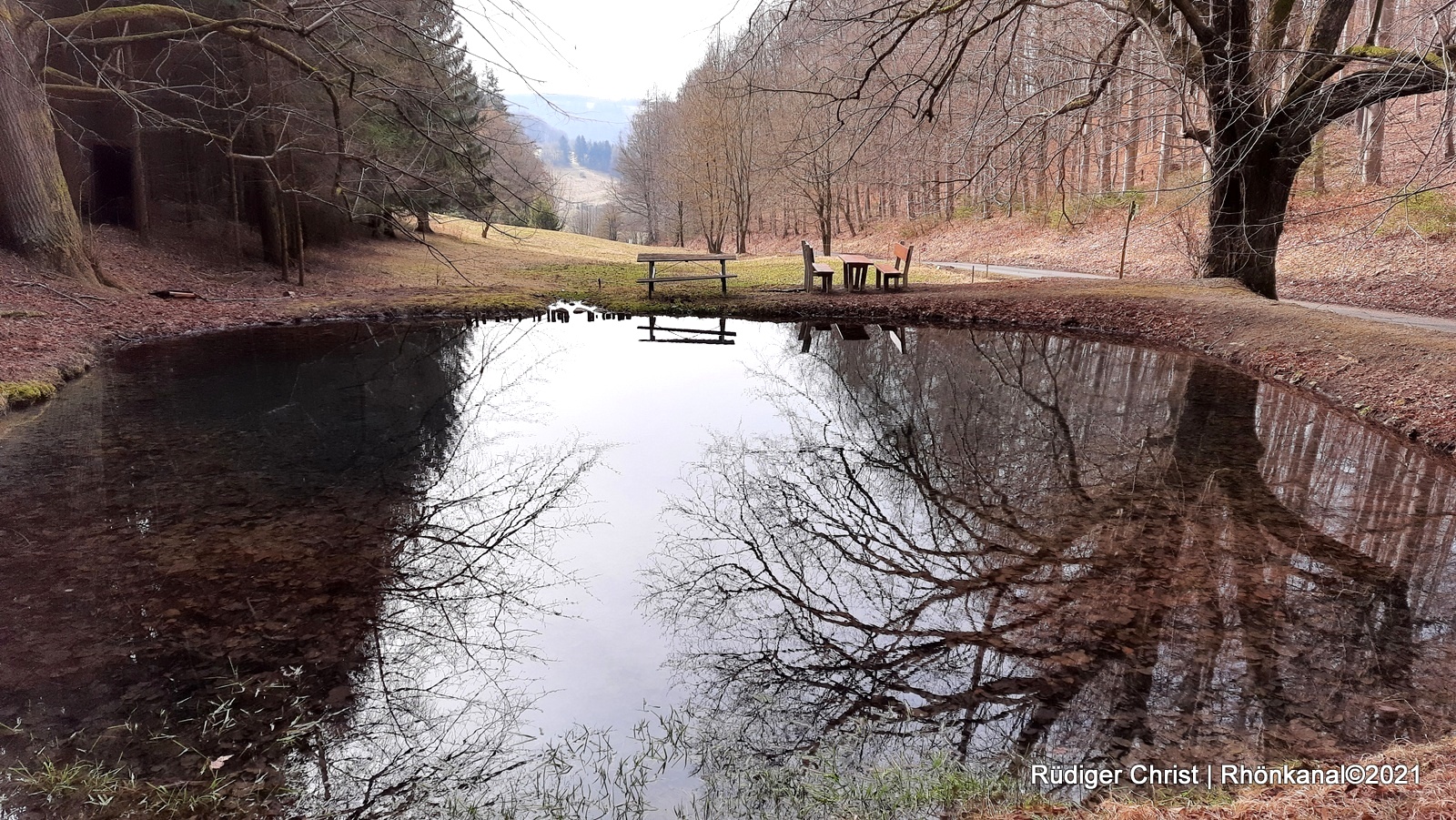 Angenehmer Spaziergang zum Goldigen Gänseborn bei Diedorf Rhönkanal