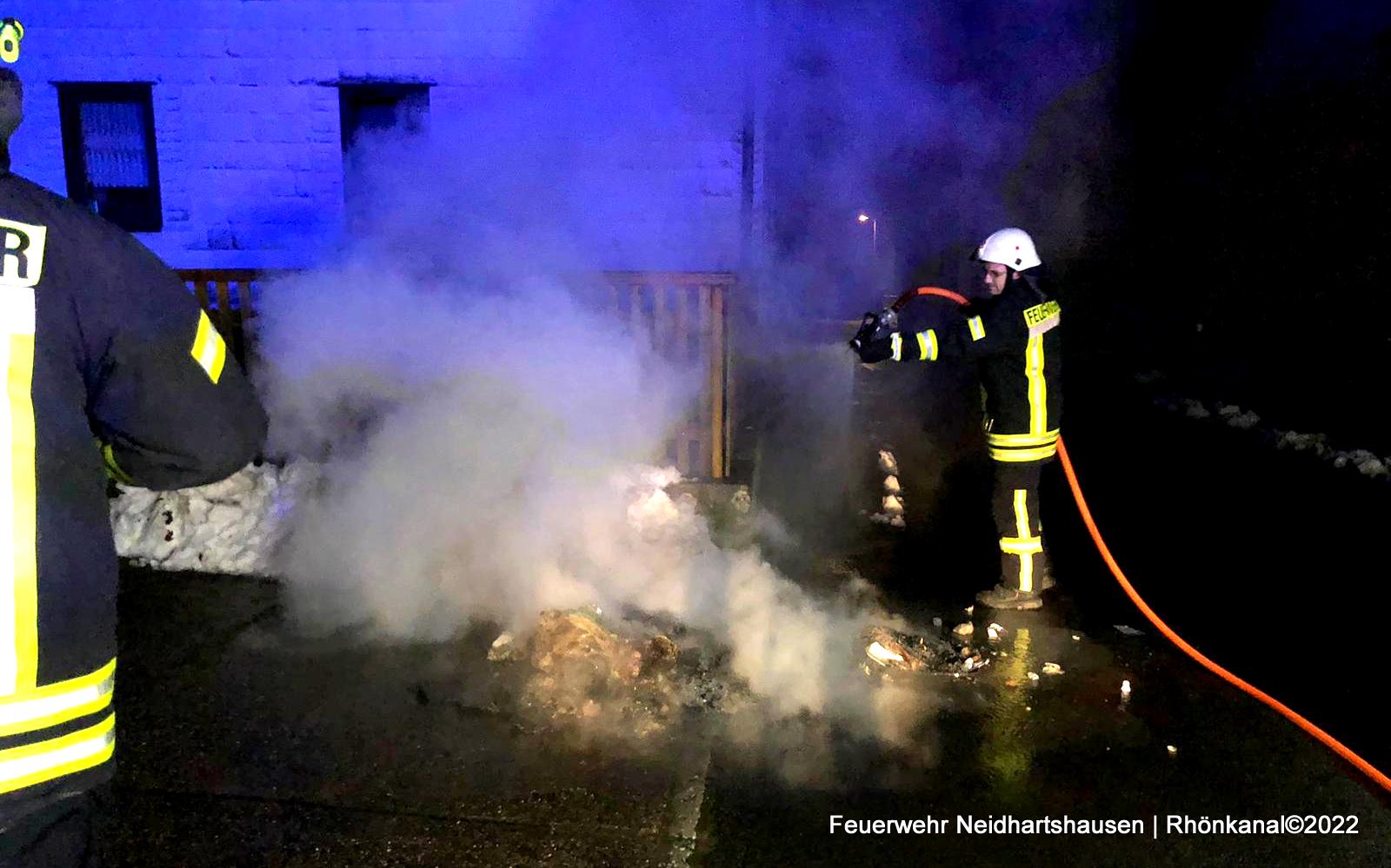 MülltonnenBrand in Neidhartshausen Feuerwehr im Einsatz Rhönkanal