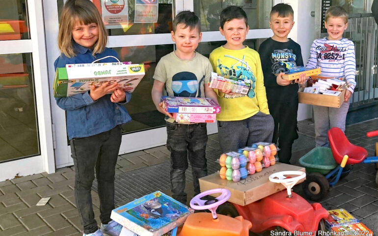 Danke – Kindergarten und Waldorfschule spenden für ukrainische Kinder –  Rhönkanal, Schafe Videos Online