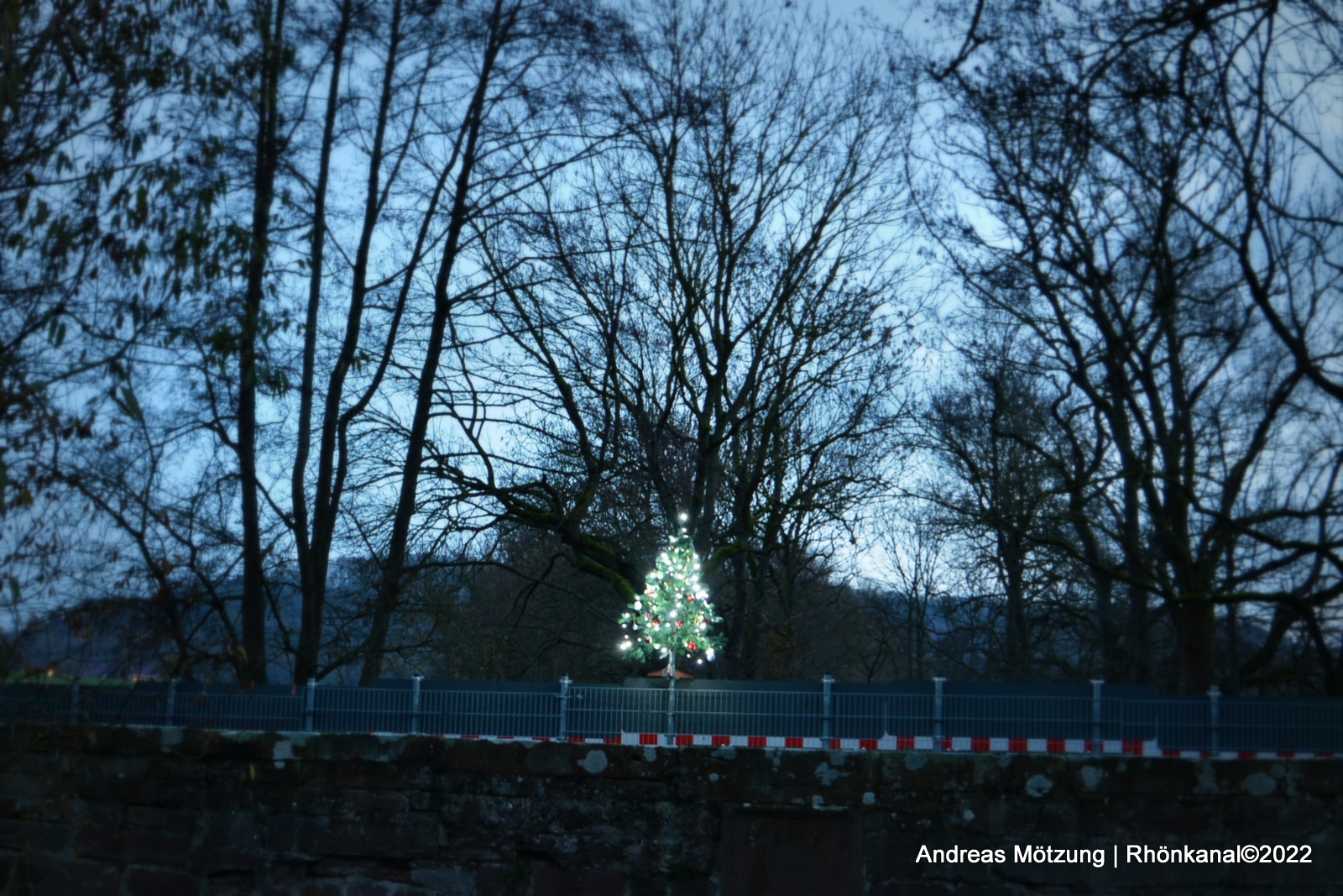 O Tannenbaum Ein Zeichen der Hoffnung an der Feldabrücke Rhönkanal