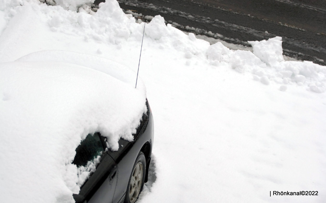 Bei Schnee auf dem Autodach drohen hohe Bußgelder