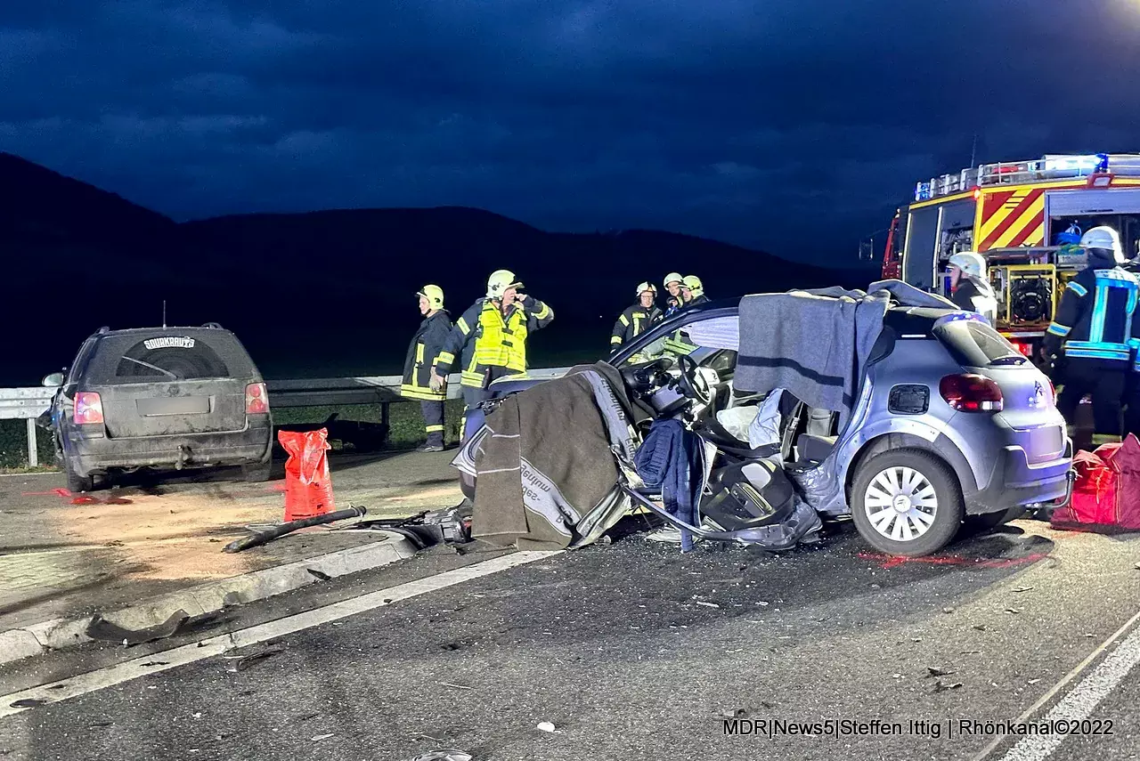 Schwerer Unfall Auf Der A71 – Fahrerin Kommt Ums Leben – 3 Personen ...