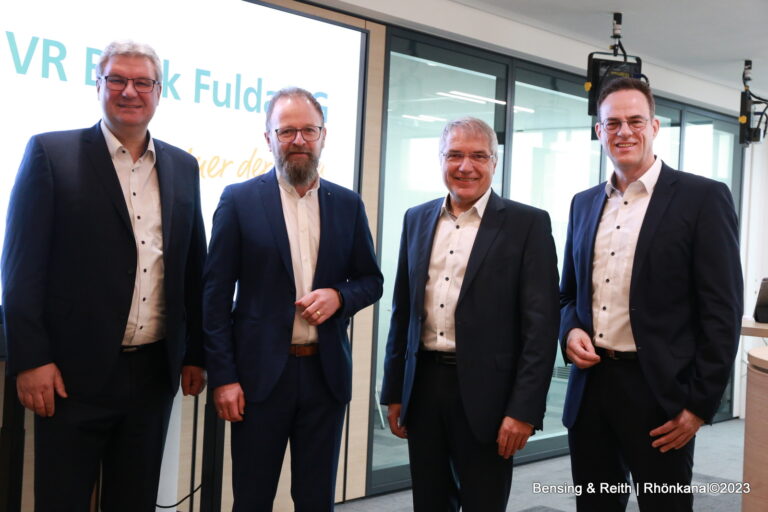 Vorstand der VR Bank Fulda freut sich über gute geschäftliche