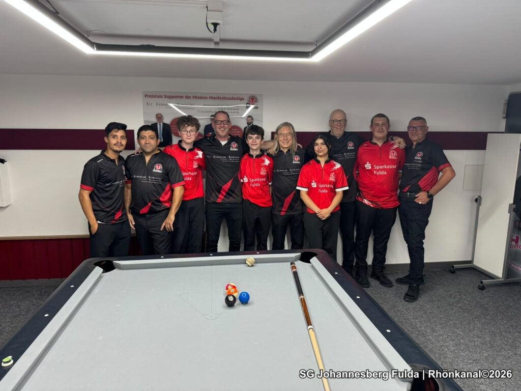 Spielerinnen und Spieler der SG Johannesberg nach den Ligaspielen in der Billard Arena Fulda.