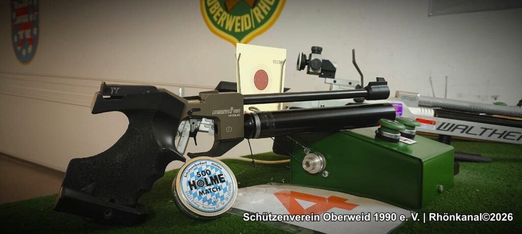 Luftpistole und Zielscheibe auf dem Schießstand des Schützenvereins Oberweid (Wettkampfszene, keine Personen erkennbar).