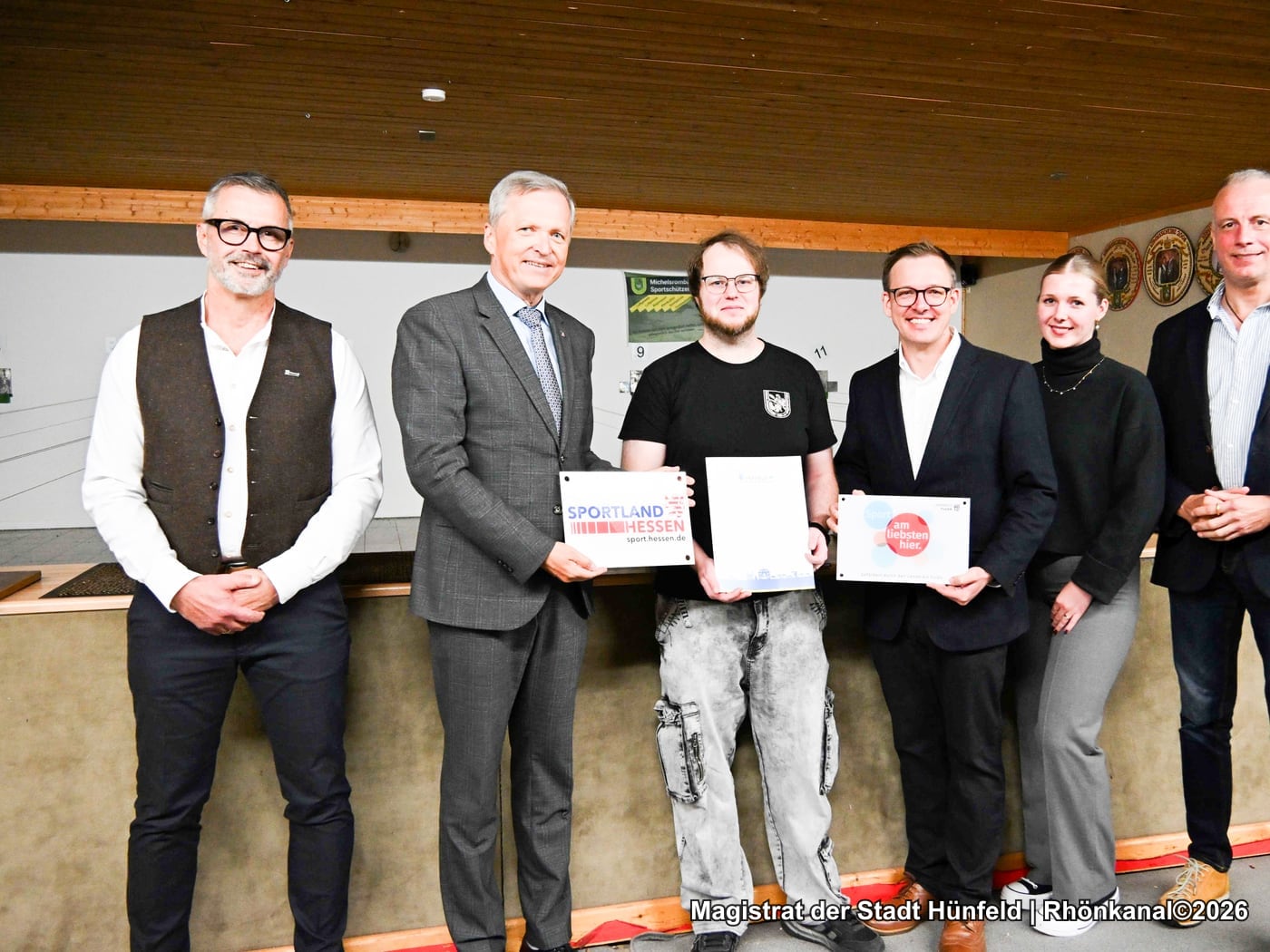 Bei der Übergabe der Zuwendungsbescheide im Schießstand des Michelsrombacher Schützenhauses (v.l.): Erster Stadtrat Wolfram Becker, Innenstaatssekretär Martin Rößler, André Schmied, Erster Kreisbeigeordneter Frederik Schmitt, Emily Fischer (Landkreis), Landtagsabgeordneter Thomas Hering.