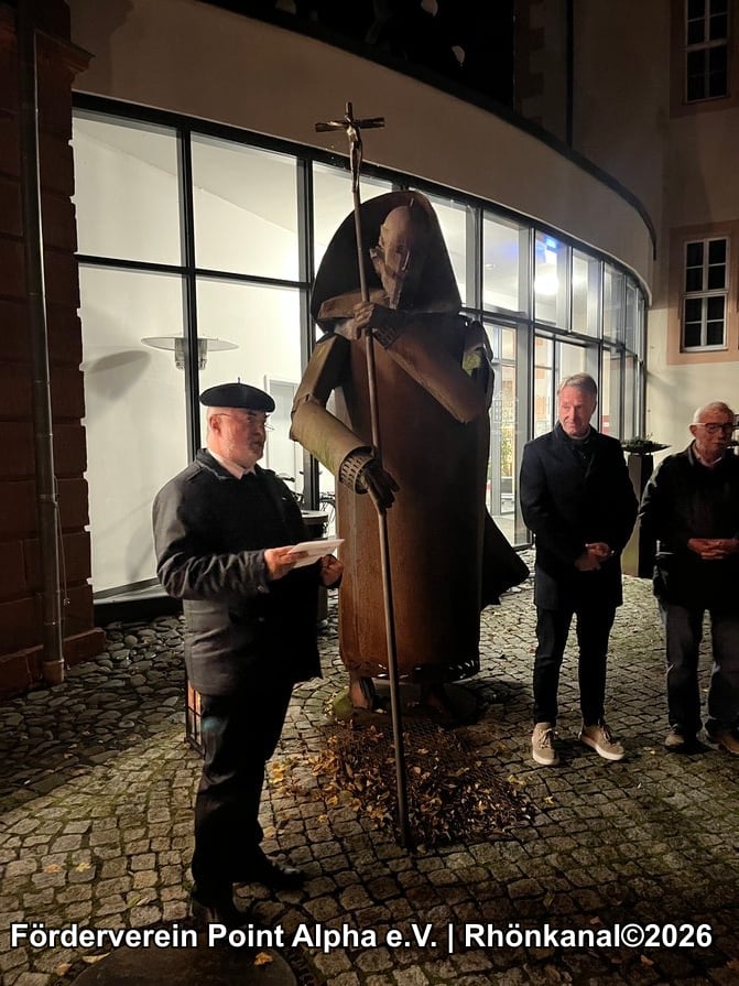 Teilnehmer bei der Statio am Papst-Denkmal auf dem Schlossplatz in Geisa am 23. Oktober 2026.